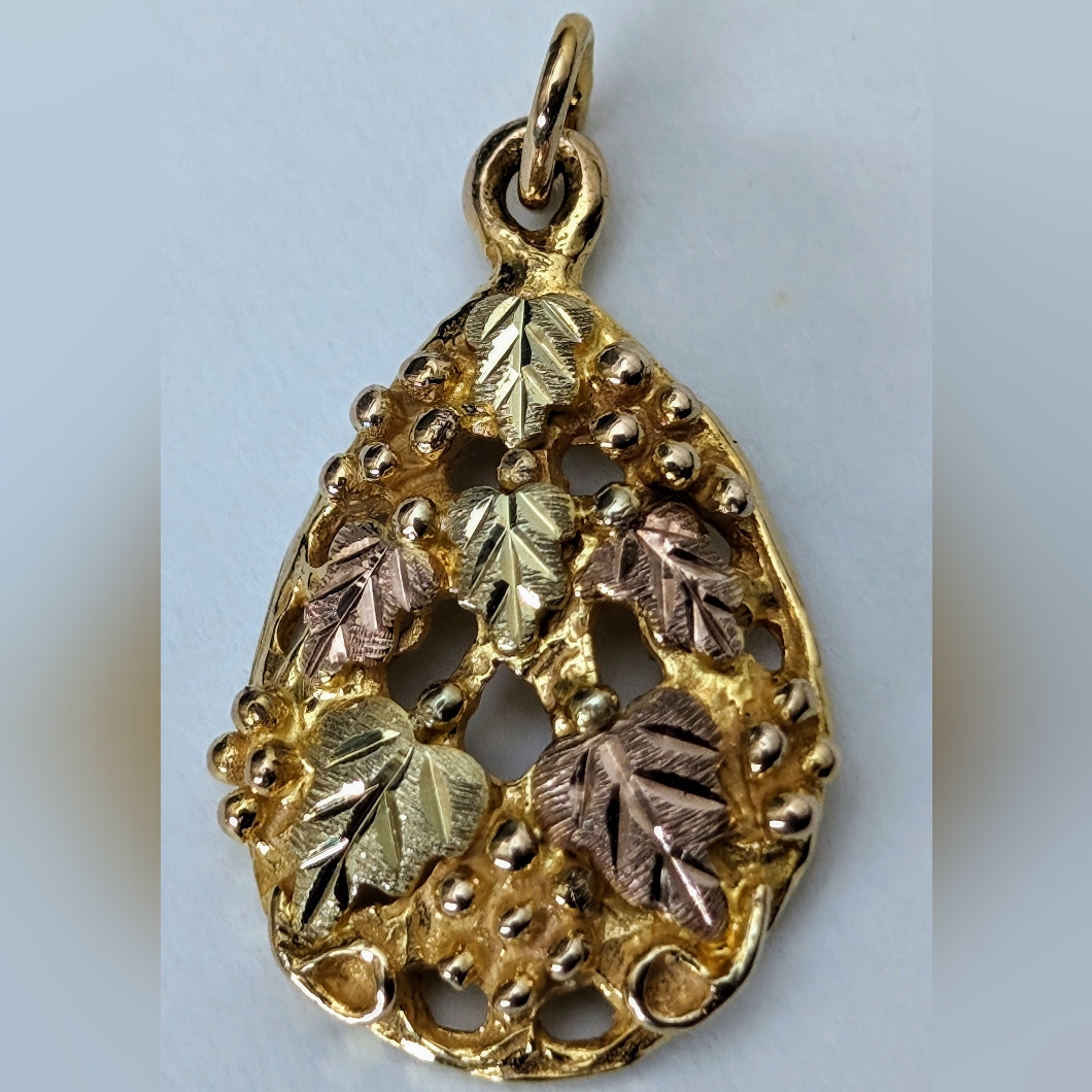 Black Hills Tricolor 10 Gold Bright Cut Grape Leaf 34 Pendant 210$